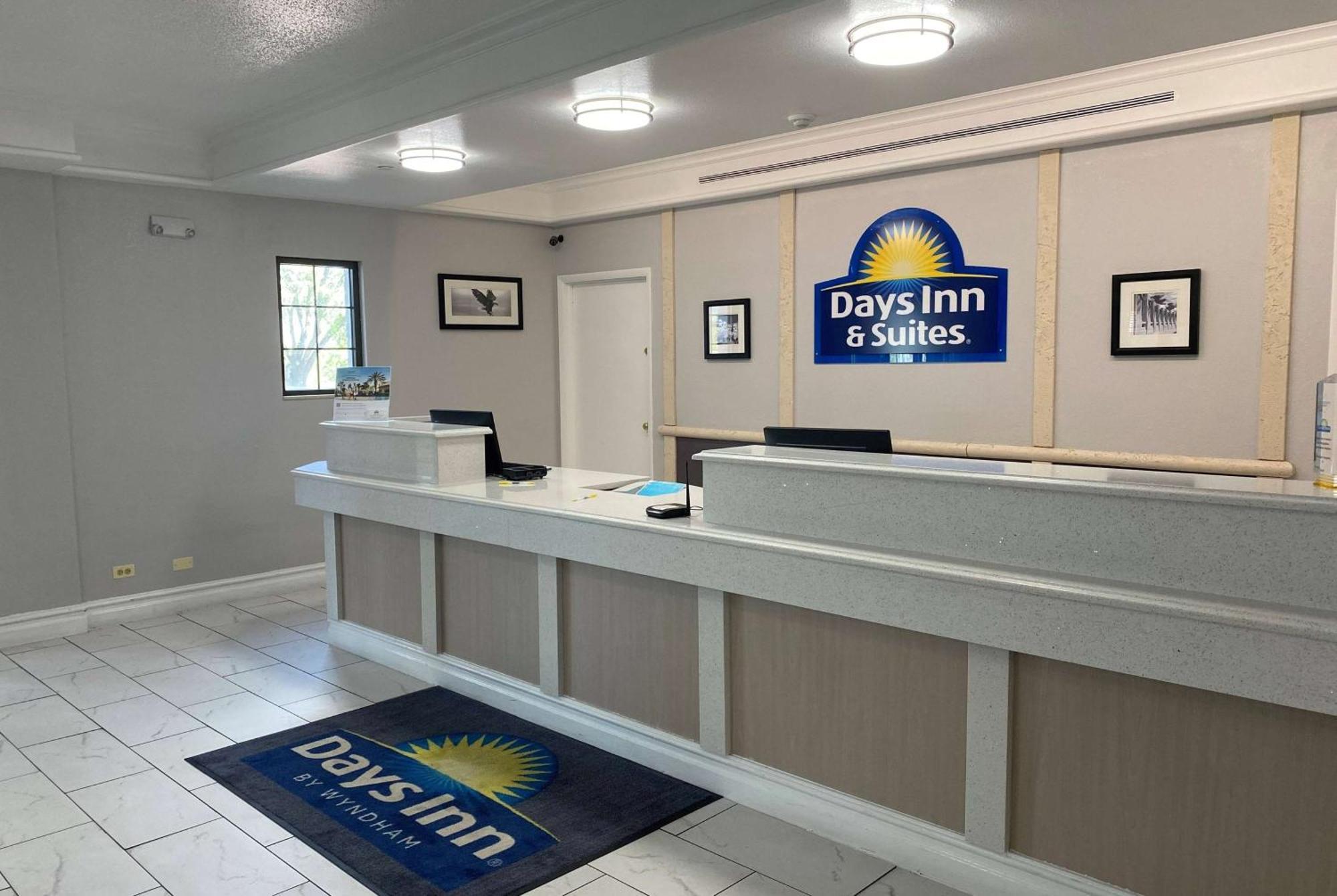 Days Inn & Suites By Wyndham Arlington Heights Exterior photo