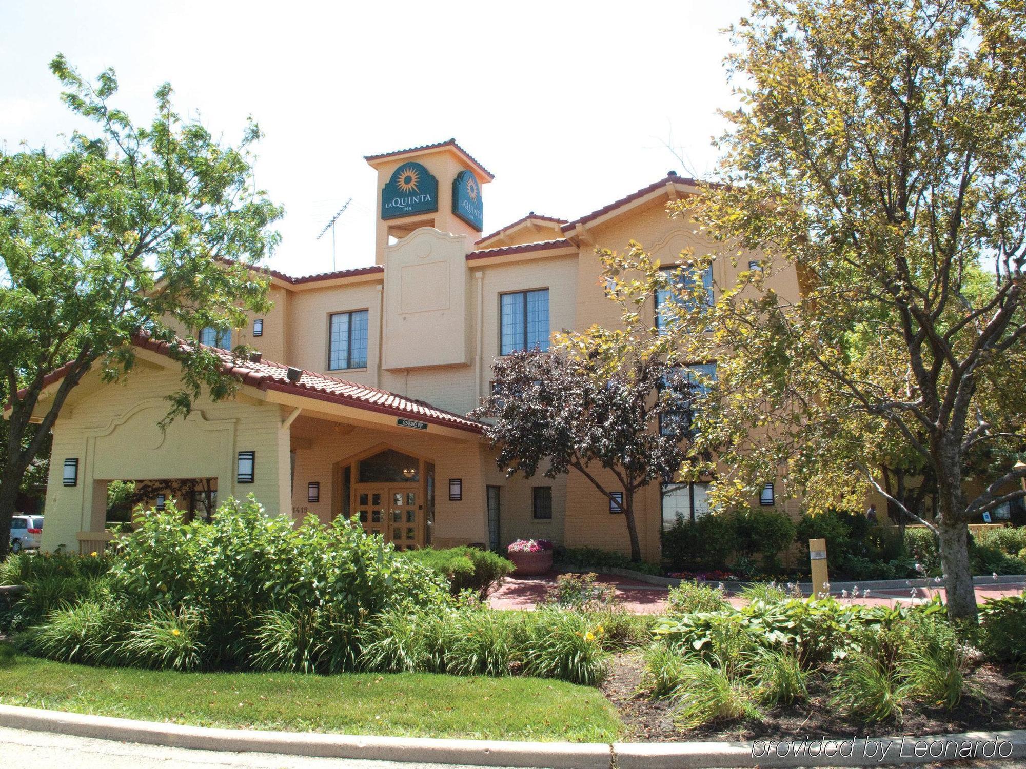 Days Inn & Suites By Wyndham Arlington Heights Exterior photo