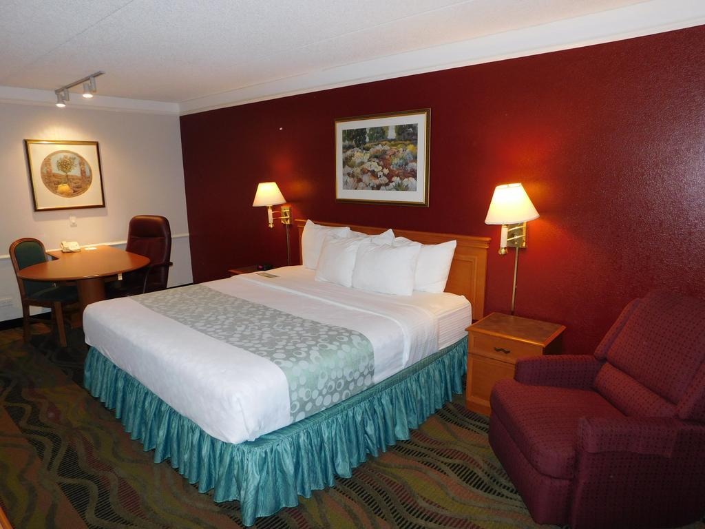 Days Inn & Suites By Wyndham Arlington Heights Exterior photo