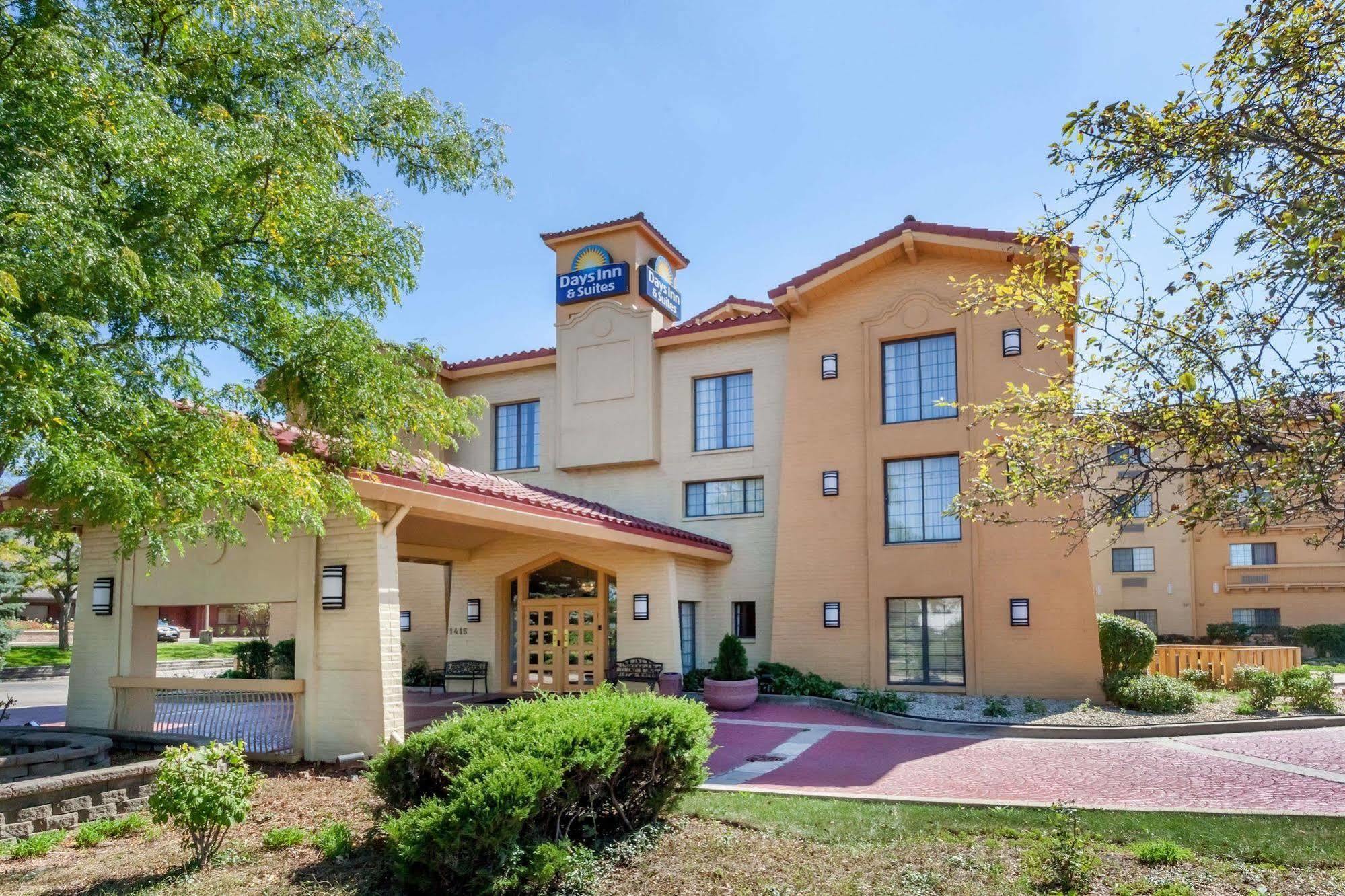 Days Inn & Suites By Wyndham Arlington Heights Exterior photo
