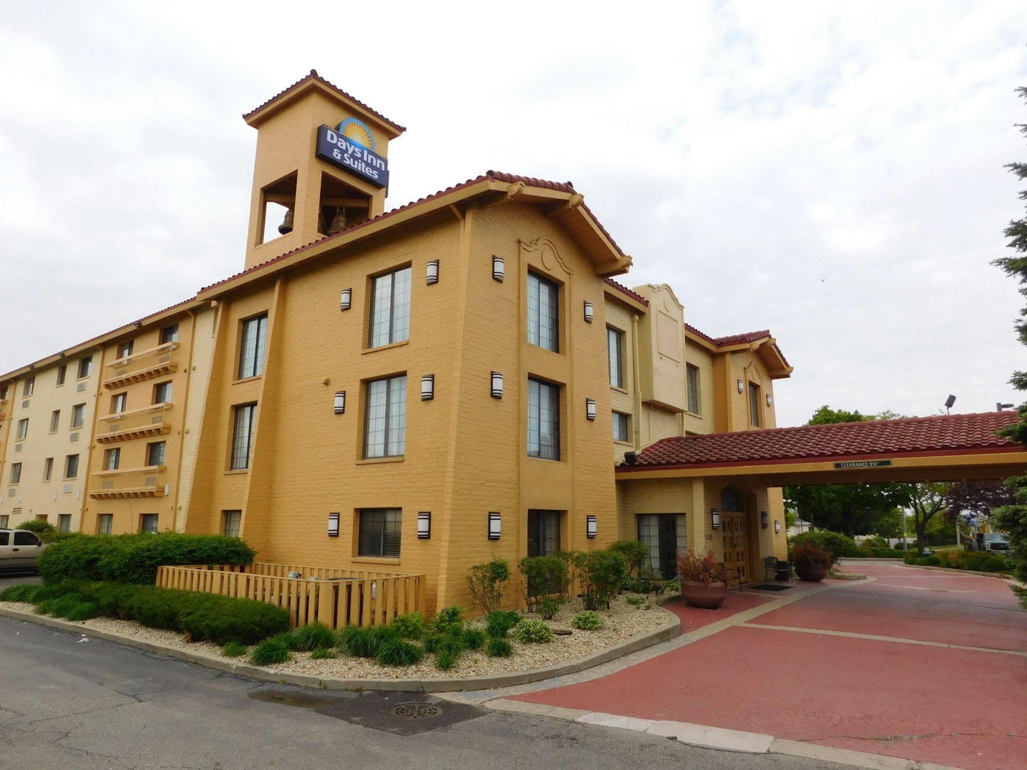 Days Inn & Suites By Wyndham Arlington Heights Exterior photo